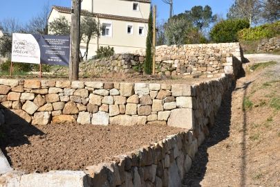 Ensemble de murs de soutènement en pierres sèches de grès à Rosières-Ardèche