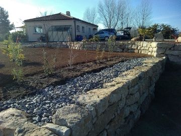 Enrochement paysager en blocs de grès à Beaulieu, Ardèche