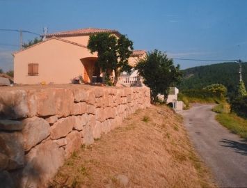 Enrochement paysager en blocs de grès à Vinezac, Ardèche