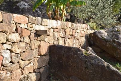 Mur à parement à sec avec marche volante intégrée à Vinezac