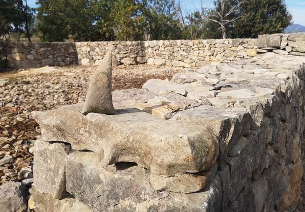 Mur d'enceinte double parement calcaire Ardèche