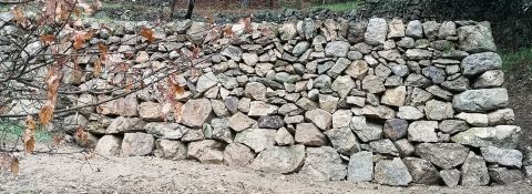 Mur de soutènement avec chaînage d'angle à Rocher