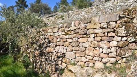 Mur de soutènement en pierre sèche en Ardèche à Chassiers