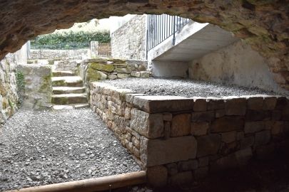 Mur de soutènement en pierres sèche (grès) à Chassiers, Ardèche