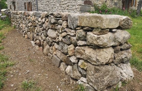 Mur double parement en granite Plateau Ardéchois
