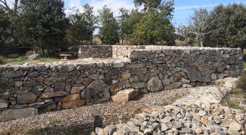 Mur double parement en pierres sèches calcaire création d'une terrasse Labeaume