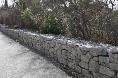 Restauration d'un mur à double parement en calcaire à Saint Alban Auriolles en Ardèche